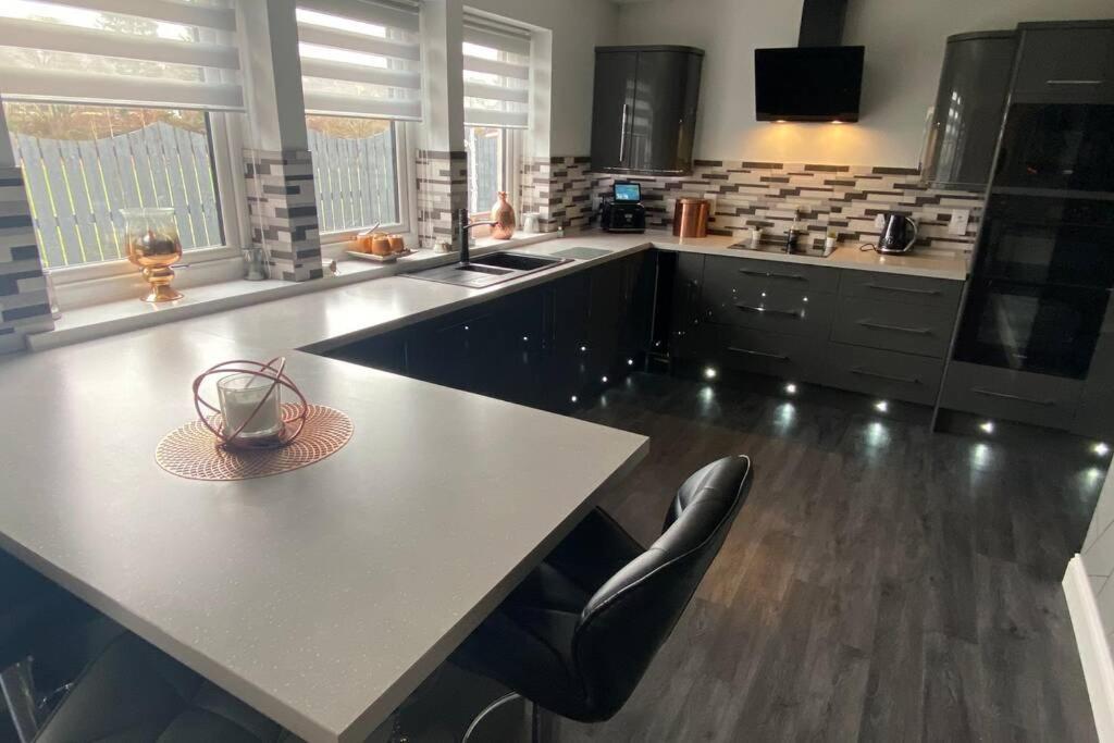 Alcantara- Modern Home With Hot Tub- Sleeps 10 Cromdale Exterior foto