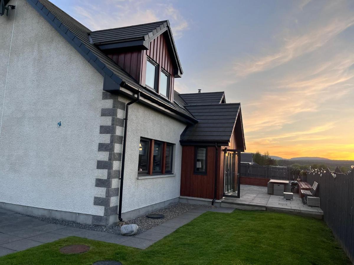 Alcantara- Modern Home With Hot Tub- Sleeps 10 Cromdale Exterior foto